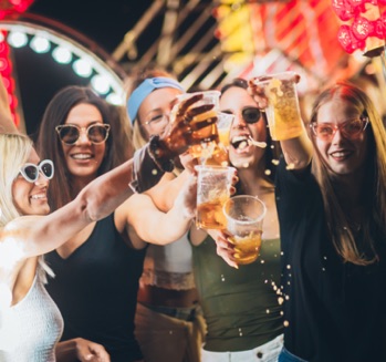 un groupe d'amis fait la fête