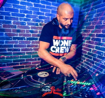 Un dj mixe au bar ambiance Montpellier Redline (34)